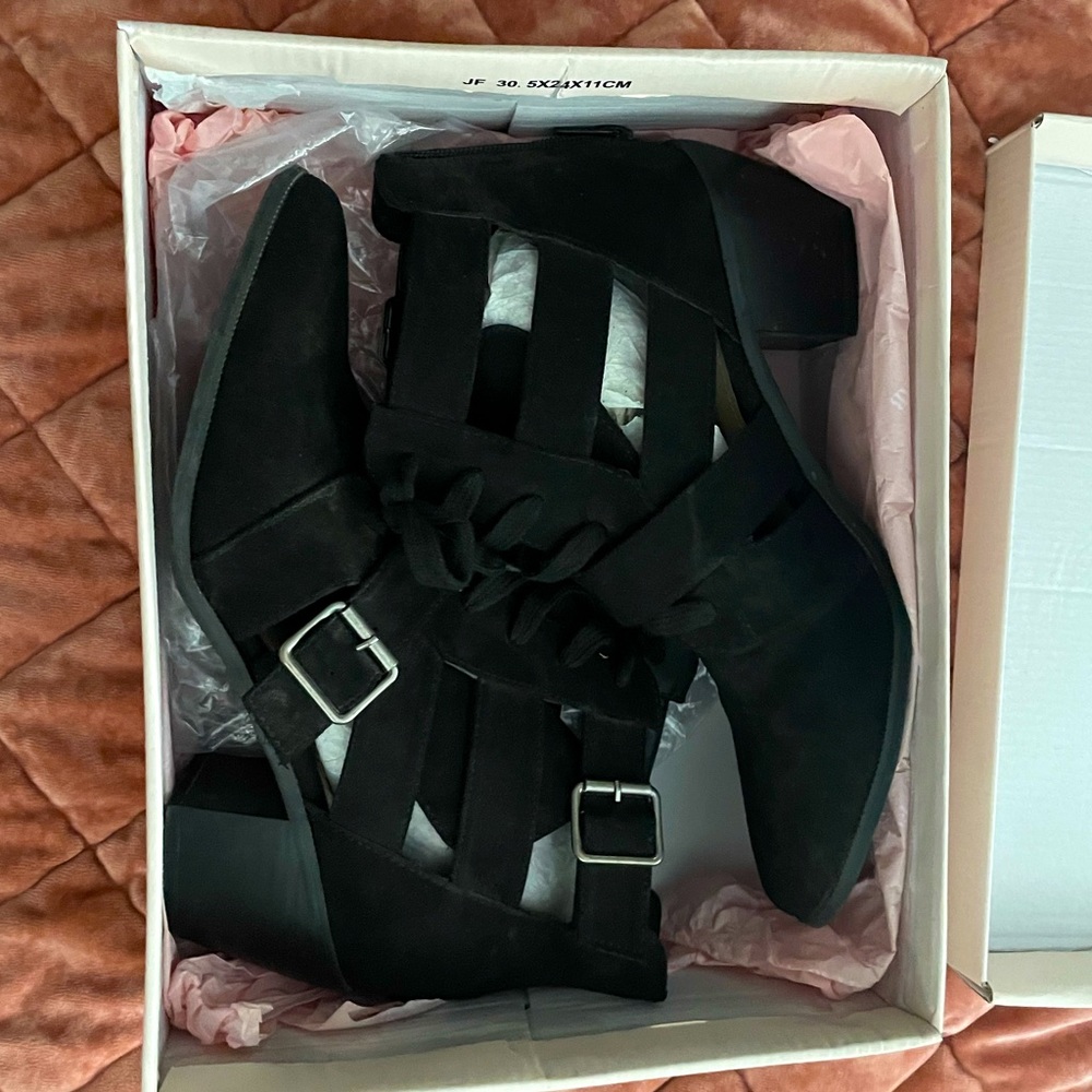 Black buckle detail booties with cute cutouts 🖤